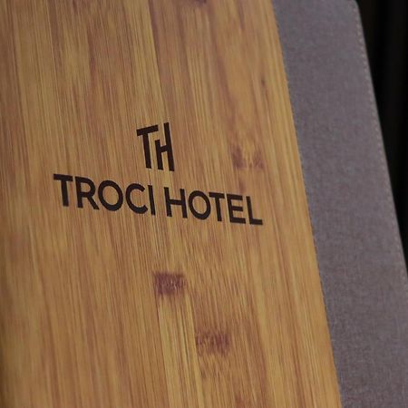 Troci Hotel Kamez Екстериор снимка