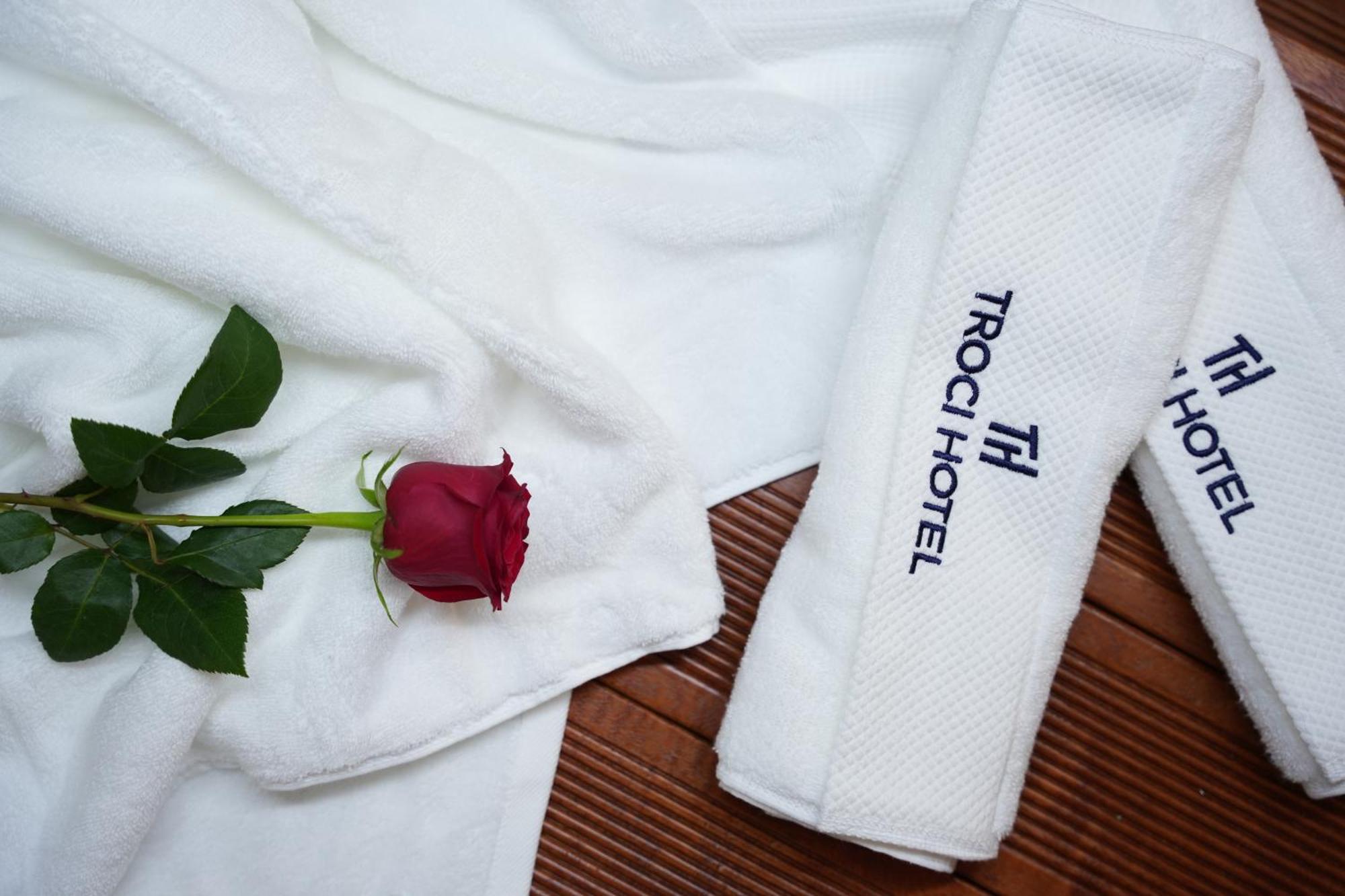 Troci Hotel Kamez Екстериор снимка