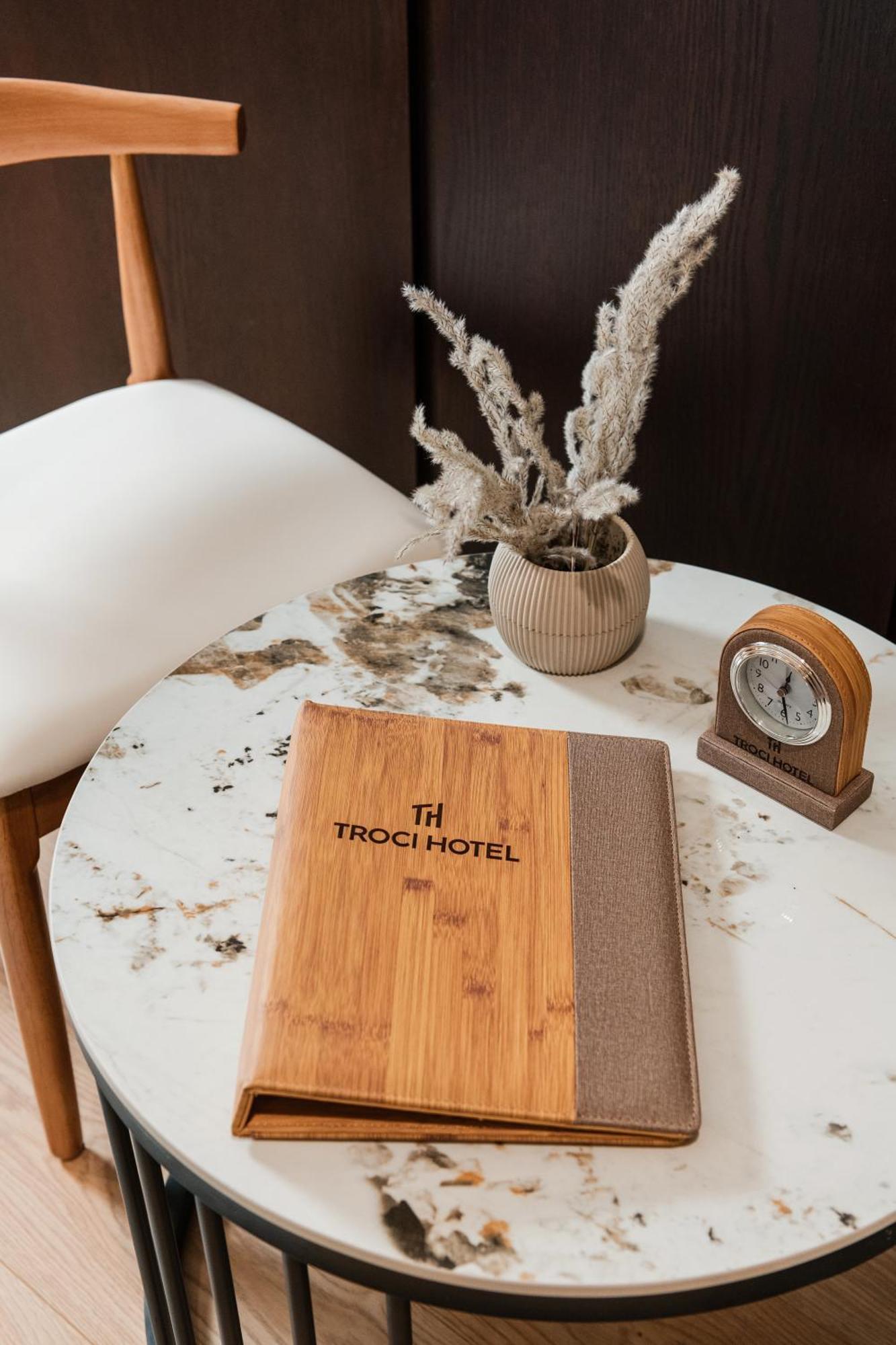 Troci Hotel Kamez Екстериор снимка