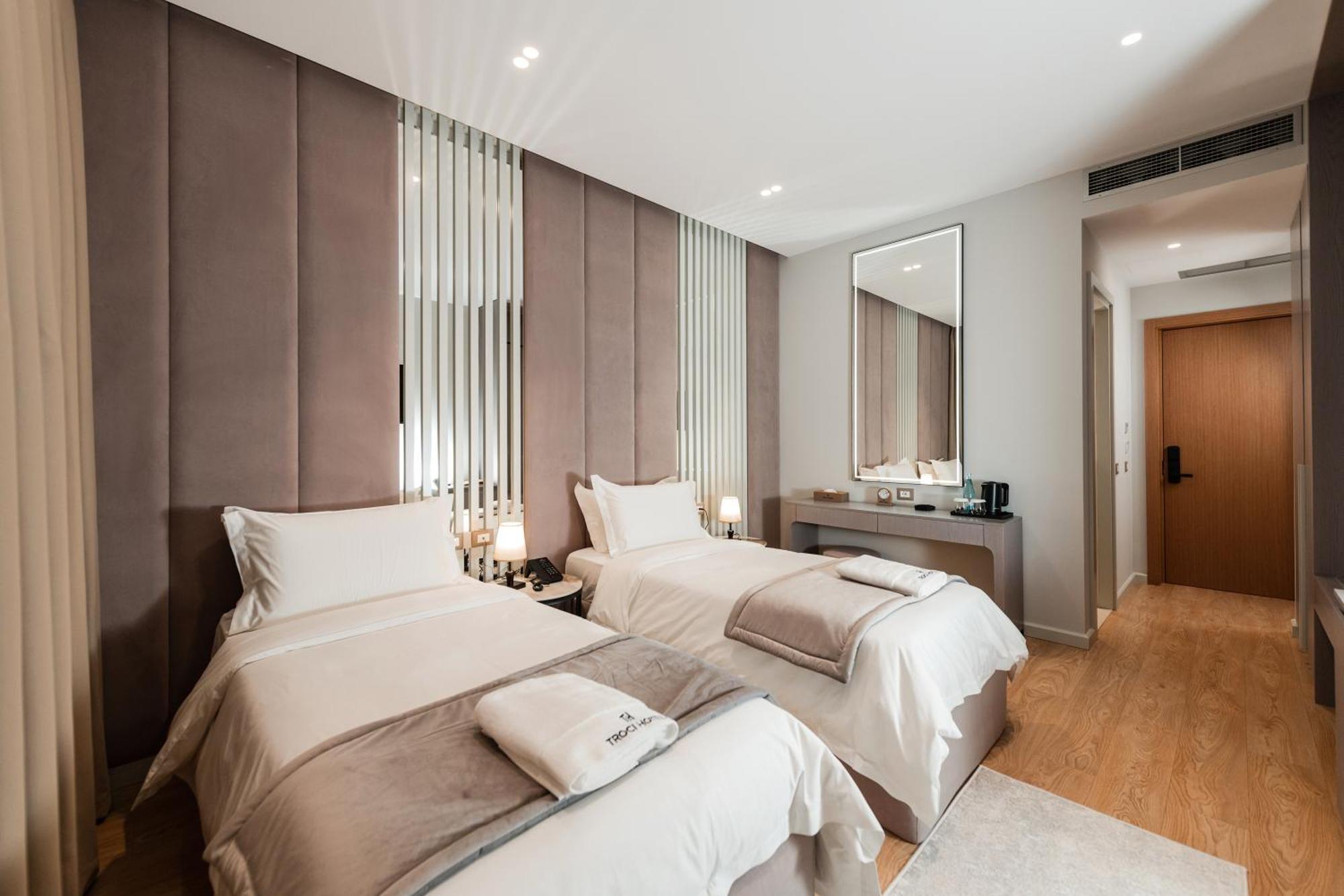 Troci Hotel Kamez Екстериор снимка