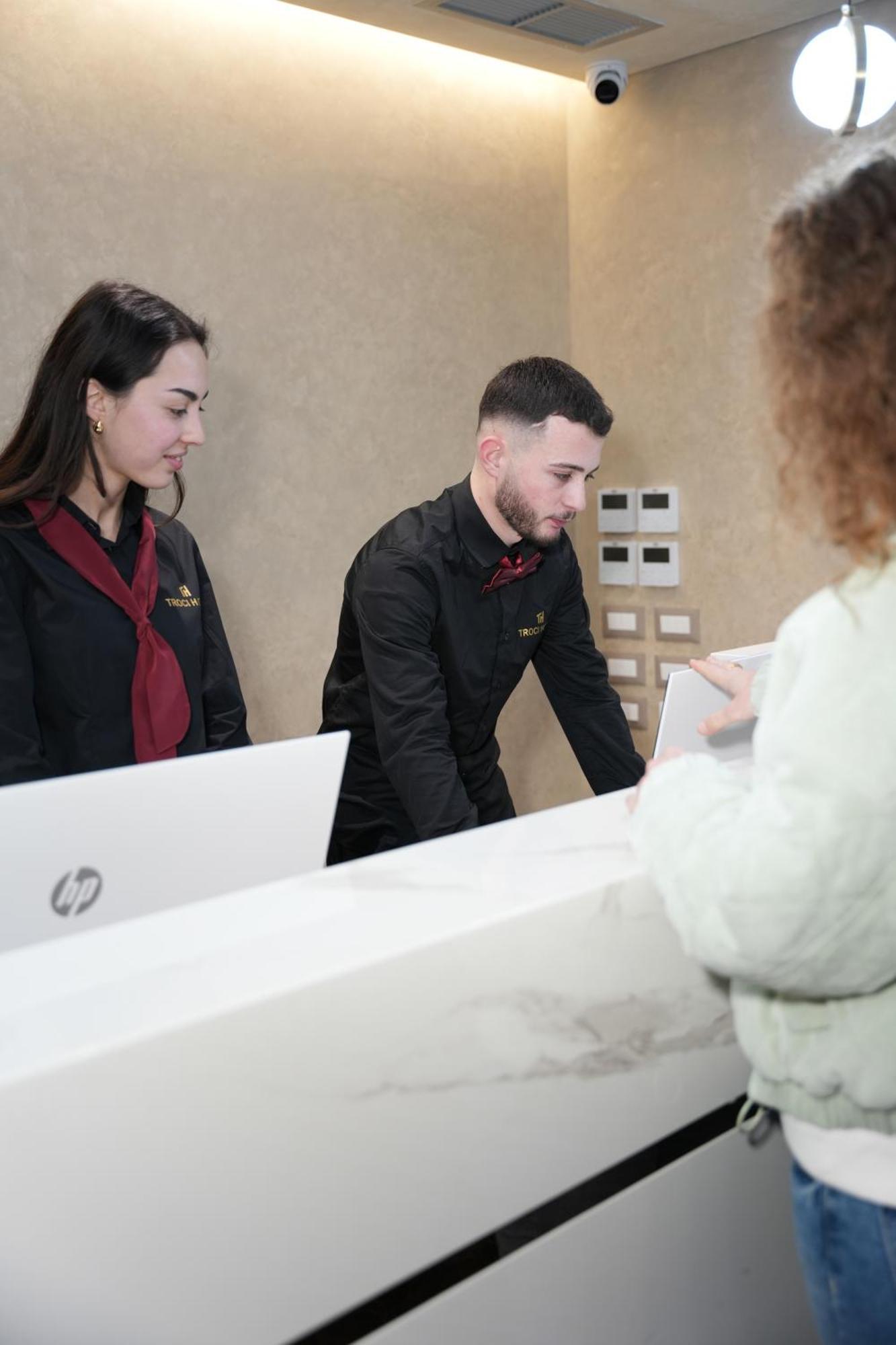Troci Hotel Kamez Екстериор снимка